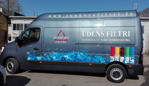 uzlīmes uz auto